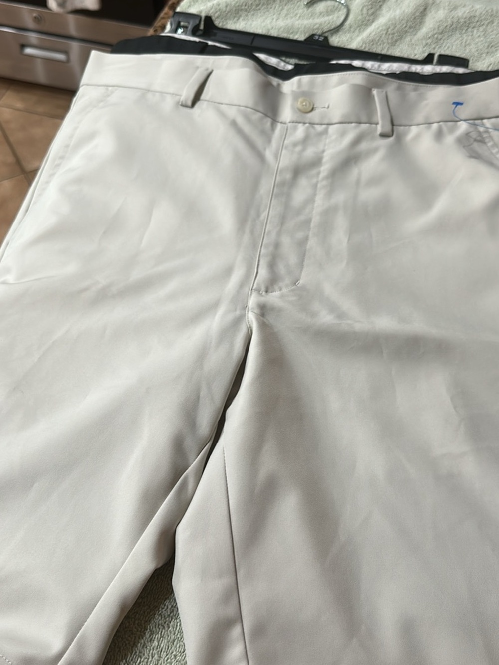 Light Beige golf shorts 32 black Greg Norman golf shorts 34